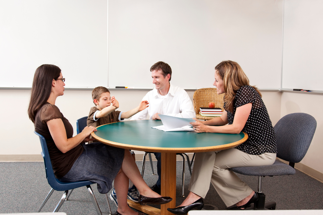 « Il FAUT QUE JE PARLE AUX PARENTS DE GEORGES !!! » ou « Le petit guide de survie pour une bonne communication avec les parents. »